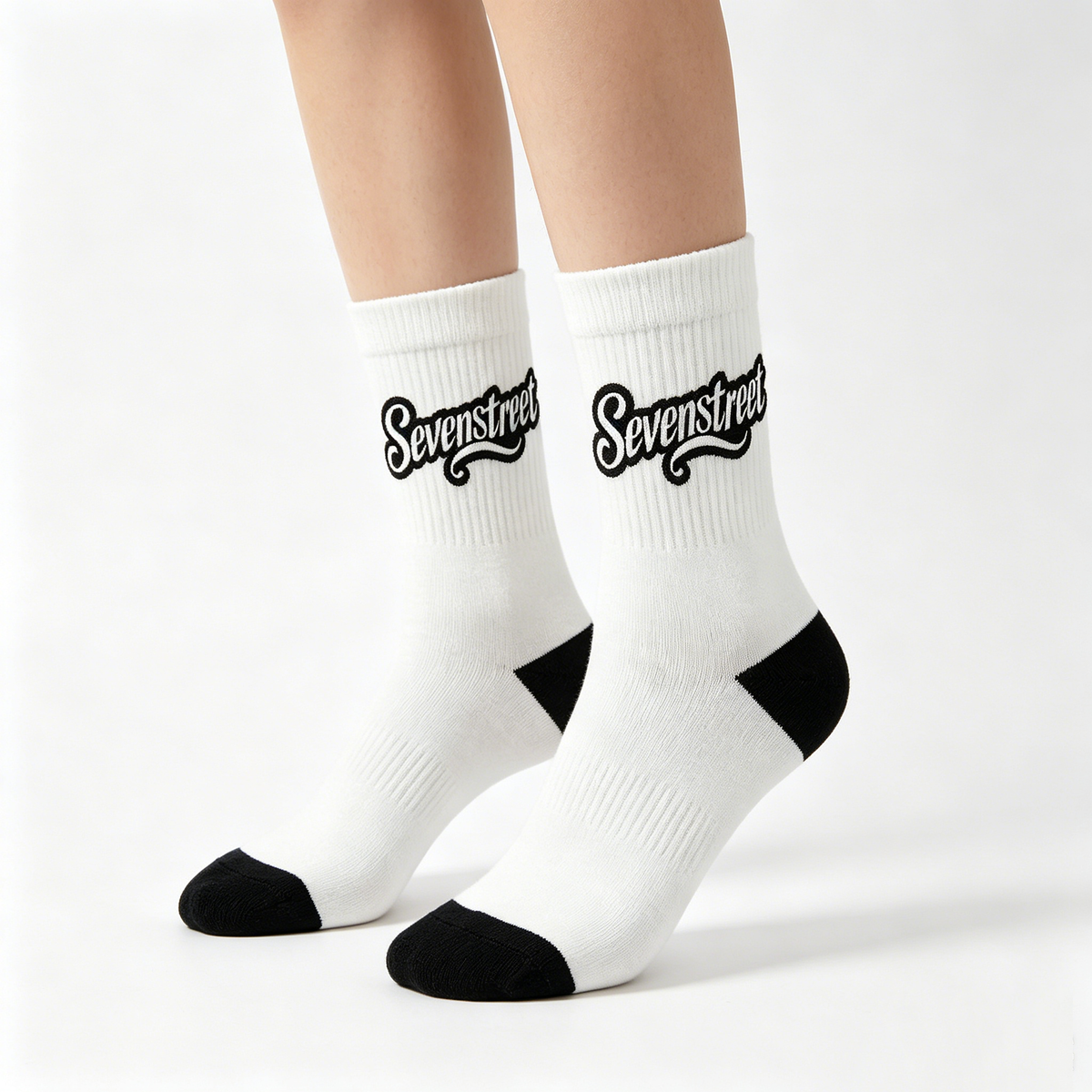 【Sevenstreet Two-Tone Crew Socks】—— Trendy Combo of Comfort & Street Style